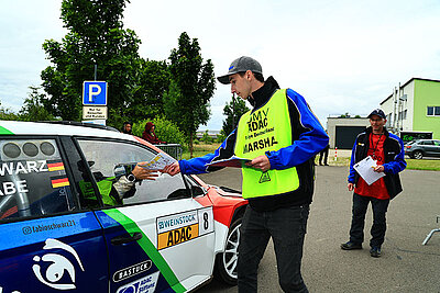 Helfer bei der Rallye ADAC Mittelrhein im Ziel.